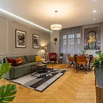 Stylish Comfy W Balcony In Downtown Apartment