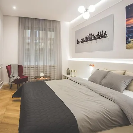 Stylish Comfy W Balcony In Downtown Budapest