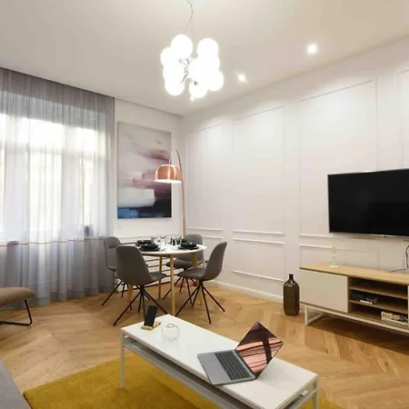 Stylish Comfy W Balcony In Downtown * Budapest