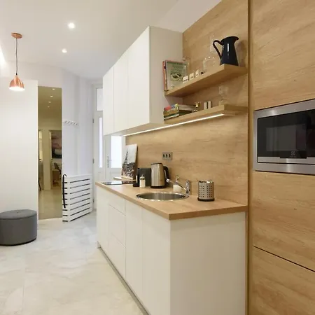 Stylish Comfy W Balcony In Downtown דירה