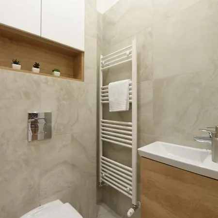 Stylish Comfy W Balcony In Downtown דירה *