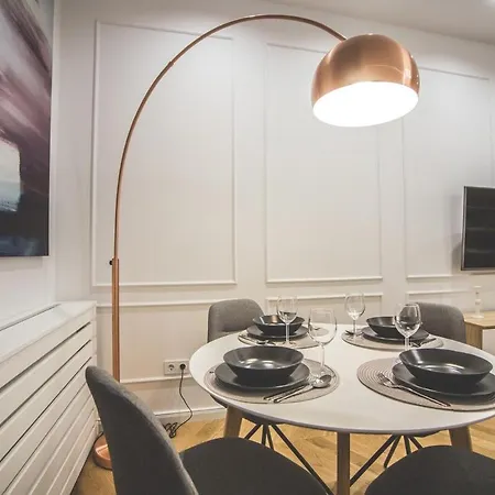 דירה Stylish Comfy W Balcony In Downtown בודפשט