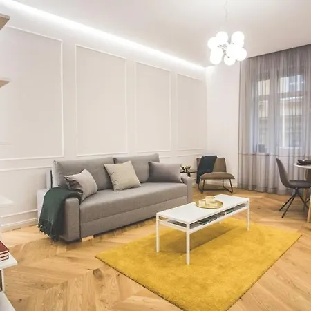 Stylish Comfy W Balcony In Downtown *