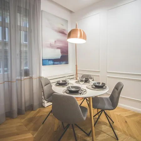 Stylish Comfy W Balcony In Downtown Budapest