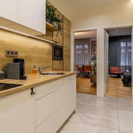 Stylish Comfy W Balcony In Downtown *