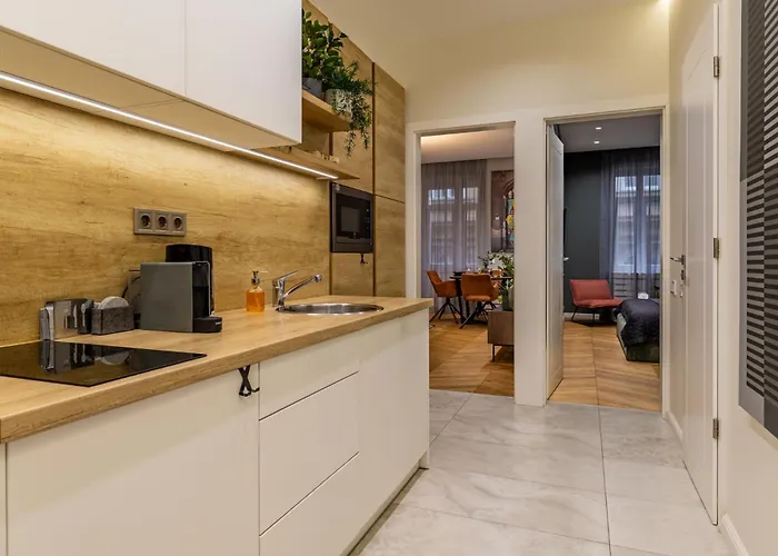 Stylish Comfy W Balcony In Downtown *